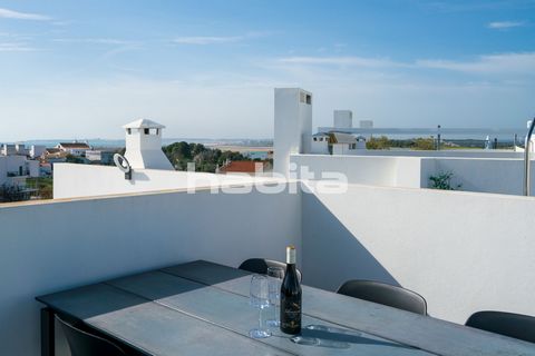 Ce magnifique penthouse moderne, entièrement meublé et équipé est situé dans le quartier le plus recherché du village de pêcheurs d’Alvor. Il s’agit d’un appartement d’une chambre (T0 + 1) avec une cuisine ouverte (appareils Bosch A +), A / C et un b...