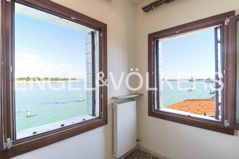 This particular Venetian residence is located on the third floor of Palazzo Semenzi, and offers an extraordinary view over the Lagoon. The apartment strikes us and fascinates us thanks to the high ceilings, the marble floors, the period furnishings, ...