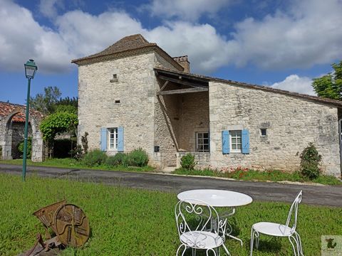 Discover this charming house, located only 5 minutes from SIGOULES and 20 minutes from BERGERAC. Having been completely restored, this house perfectly combines the charm of the old with the comfort of the modern. It is composed of a living/dining roo...