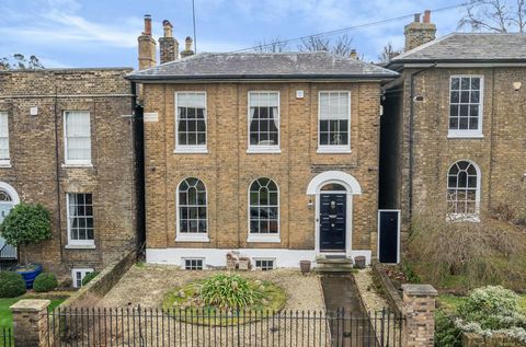 £850,000 - £900,000 Guide Price. Beautiful Grade II Listed residence. Contemporary kitchen/ breakfast room & formal dining room. Modern extension - open plan family room. Charming period features - open fireplaces - log-burning stoves. Four double be...