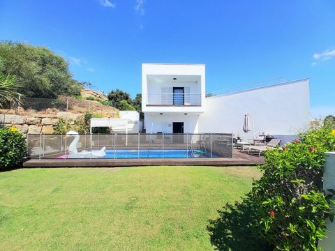 Modern villa with fabulous sea views and located in the surroundings of Sotogrande. The house, of about 280 meters built on a plot of 1031 meters, is distributed over three floors: 1st and 2nd floor, and basement. On the ground floor (113 m2) we find...