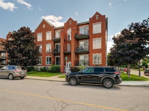 **Superb bright condo with 2 parking spaces in the indoor garage**Located on the ground floor, this open concept unit maintained with the greatest care offers you two beautiful bedrooms, functional kitchen, large balcony at the front and beautiful la...