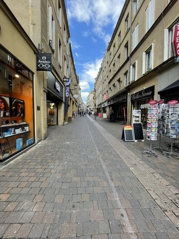 Commercial cell of 1st choice, located on the pedestrian plateau of the city center of METZ, rue Tête d'Or. A local with an area of about 90M2, consisting of a sales area of 55M2 and a reserve of 35M2. Assignment of lease rights. Possibility any trad...