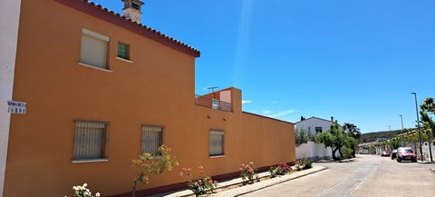 Magnificent house recently renovated in Fayón. Apartment divided into two floors of 140 m2 total plus a garage of about 170 m2 with adjoining storage rooms. The ground floor is distributed in living room, living room, a large independent kitchen with...
