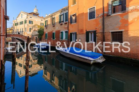 Nous arrivons à ce charmant appartement, avec sa propre entrée, au cœur du charmant sestiere Dorsoduro à Venise : une excellente opportunité de résidence dans l'un des quartiers les plus charmants de la ville. D'une superficie de 60 m², entièrement r...
