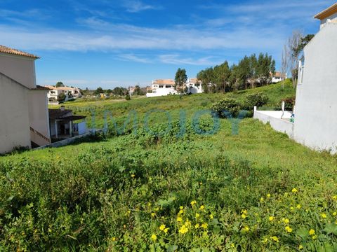 Baue dein Haus, wo das Meer blauer ist. Grundstück von 288 in einer Urbanisation 3 km vom Zentrum von Ericeira entfernt, Es ermöglicht den Bau einer Doppelhaushälfte mit klassischem Design mit einer Implantationsfläche von 117,5 m2 und einer Baufläch...