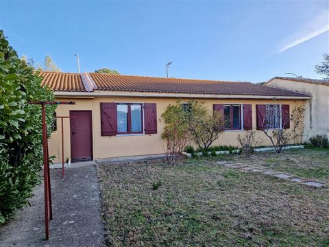 For sale in the town of Alès (Northern District) single-storey house with a living area of approximately 93 m2 including a living room (32 m2), furnished independent kitchen (9.50 m2), 3 bedrooms (12.50, 12 and 10 m2), bathroom, laundry room and gara...