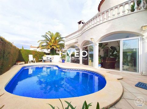 Beautiful corner villa ready to move in in Alberes area, Empuriabrava.. . This house stands out for its land with a garden and a large swimming pool, its different outdoor spaces and the volumes it offers inside.. . This property is divided into two ...