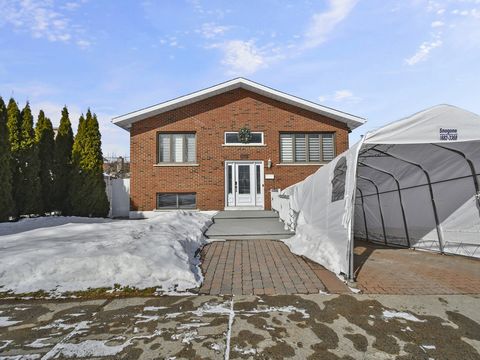 Welcome to this charming turnkey home, beautiful large 4 bedroom bungalow with garage located in front of a green park in Montreal. An in-ground pool to cool you off during the summer months, installed and landscaped in 2020. This property offers a p...