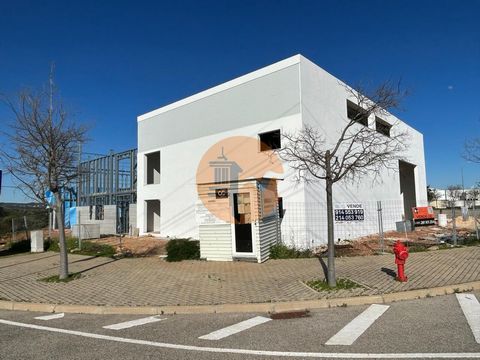 Warehouse in Tavira Business Park This warehouse is located on a plot of 479.09m² and has a gross construction area of 255m² and 238.91m² of dependent gross area. It is divided into two floors: - On the ground floor we find a work area with 207m², of...