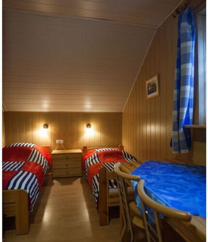 La casa de vacaciones de 150 m² ofrece hasta ocho instalaciones para dormir. Es posible una tarea con más personas después de una consulta previa. La casa de troncos Tipo C consiste en una cocina abierta con comedor y sala de estar. Hay un baño en la...