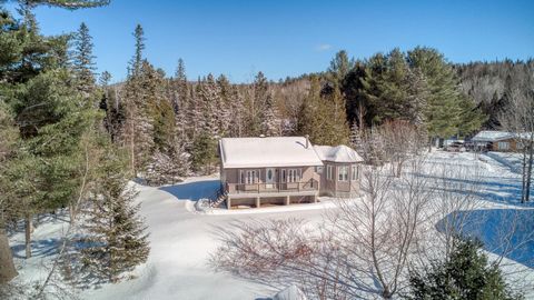 Your little haven of peace by the water! Lovely renovated and improved house directly by a small lake. The house is spacious and offers you all the space your family needs! The land of more than 39,000ft2 is magnificent, the site is enchanting! Come ...