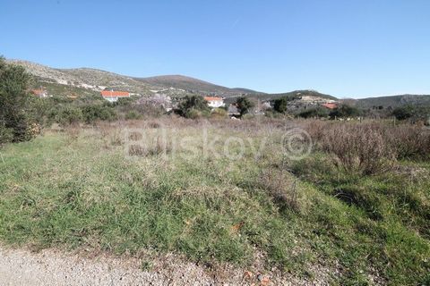 Kaštel Štafilić - Plano Agricultural land in Plano next to the main road. Land area: 1627m2 Land dimensions: approx. 30x55m Low vegetation on the plot All infrastructure nearby Distance to the sea approx. 4 km www.biliskov.com    ID: 14048