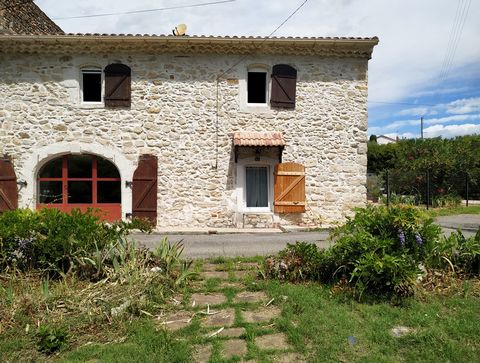 Lovers of stone, this house will charm you! Just as warm from the outside as inside, this exposed stone house and its authentic vaults does not leave indifferent and invites to conviviality. It is located in a hamlet near the pretty village of Vézéno...