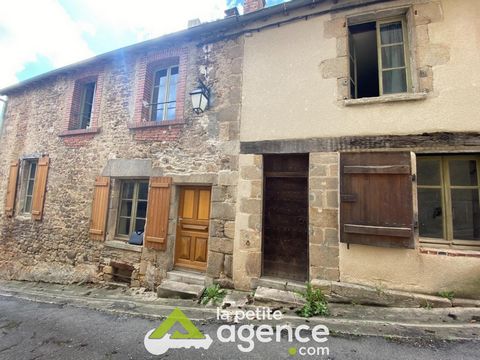 Less than 3 hours from Paris, exceptional house dating from the end of the XV in the heart of the medieval village of Saint-Benoît-du-Sault with a very high potential for development both by its barn of 49 m2 adjoining the house and by the house itse...