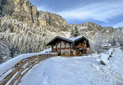 In the town of Morzine, located 500 meters from the Prodains Express cable car linking Morzine to Avoriaz, in a preserved environment, individual chalet made up of two apartments. The first apartment includes: living room with open kitchen, 3 bedroom...