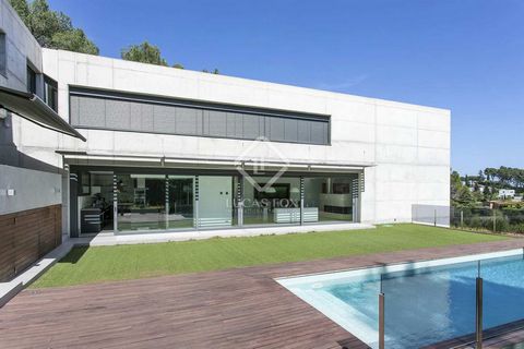 Lucas Fox se complace presentarles esta villa de diseño con una superficie construida de 600 m² situada en una parcela de 1.500 m² orientada hacia el sur. Se encuentra en Bellaterra, una zona residencial tranquila y segura muy próxima a la Universita...