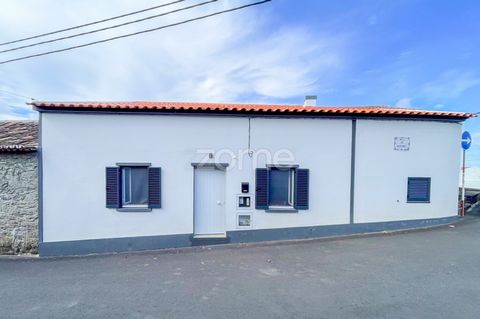 Identificação do imóvel: ZMPT570481 Wij presenteren u een volledig gerenoveerd huis met 2 slaapkamers, gelegen in Santana, in het noordoosten. Dit huis combineert de charme van moderne architectuur met het comfort van een volledig gerenoveerde ruimte...