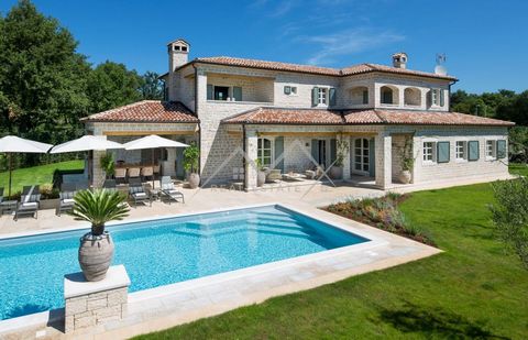 Vrsar, Umgebung - Luxuriöse autochthone istrische Villa mit Pool und freiem Blick auf das Meer und die Landschaft! In einem ruhigen Dorf, 20 km von Vrsar und Poreč entfernt, bietet diese luxuriös eingerichtete Villa mit Swimmingpool die Möglichkeit, ...