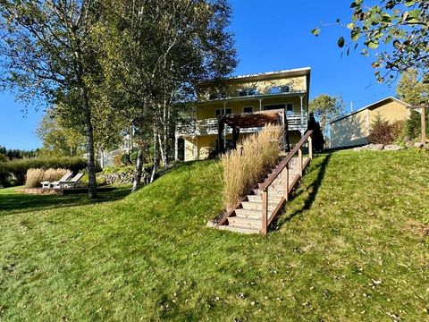 Découvrez cette magnifique maison à vendre, idéalement située en bord de l'eau. Elle offre 2 chambres et 2 salles de bains, avec un îlot central et des comptoirs en quartz dans la cuisine. Le rez-de-chaussée bénéficie d'un plafond cathédrale, créant ...