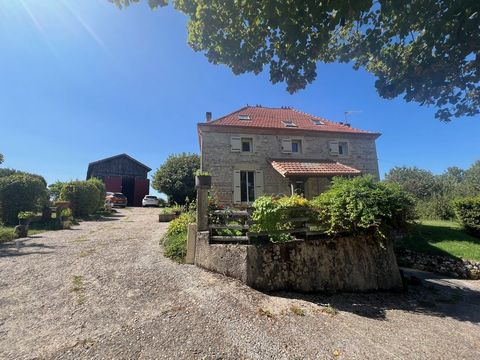 Sur la commune du TEMPLE-SUR-LOT, avec une magnifique vue sur la campagne, cette charmante maison en pierres sur un terrain de 45821m2 d'environ 150m2 se compose en rez-de-chaussée d'une entrée, salon, salle à manger, cuisine, chambre, salle d'eau av...