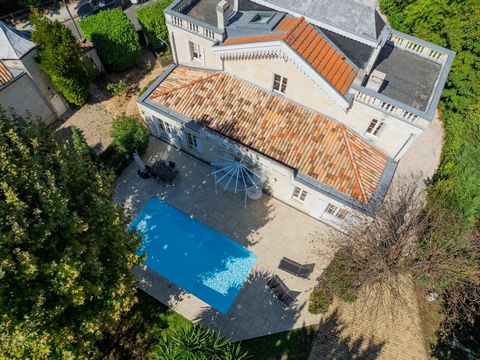 Coldwell Banker Immoba Realty est fier de vous présenter cette splendide maison de maitre bordelaise du XIXè siècle, sur une parcelle unique de plus de 1 600 m² dans le quartier très prisé de Caudéran, à proximité des écoles recherchées (ensemble Sai...