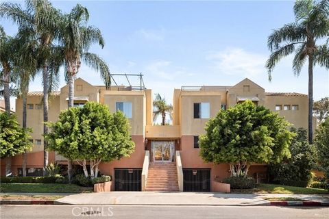 Ervaar de perfecte mix van luxe, privacy en gemak in dit prachtige appartement, genesteld in het hart van Sherman Oaks. Weggestopt aan de achterkant van een exclusieve, prachtig aangelegde gemeenschap met slechts 17 eenheden, biedt dit huis een rusti...