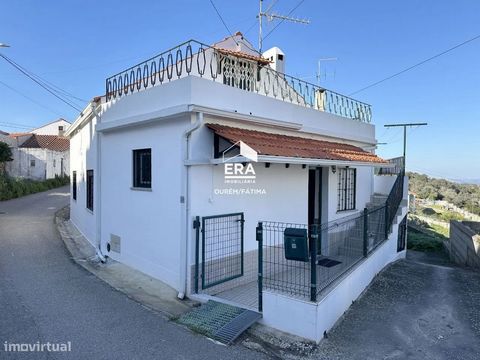 Villa with two bedrooms, just a few minutes from the center of the City of Fátima! The villa is in very good condition, being inserted in a total area of 149m2 with excellent sun exposure. This cosy villa features on the ground floor a generous livin...