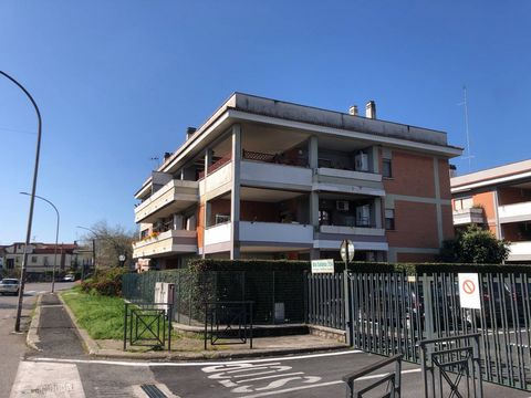 Monterotondo Scalo - via Salaria - proponiamo in vendita un luminoso appartamento di 90 mq con balcone e posto auto. L'abitazione si trova al primo piano di una palazzina ed internamente è composta da un comodo ingresso, un soggiorno con angolo cottu...