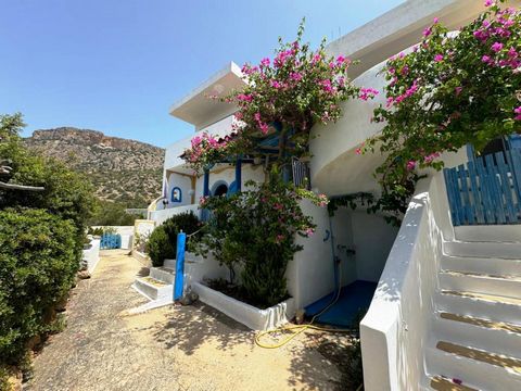 Koutsounari, Ierapetra, Creta orientale: Casa su due livelli con splendida vista sul mare a Koutsounari. La proprietà è di 200 m2 e si trova su un terreno di 2.100 m2. È composta da 3 camere da letto, 2 bagni e una cucina abitabile open space. La pro...