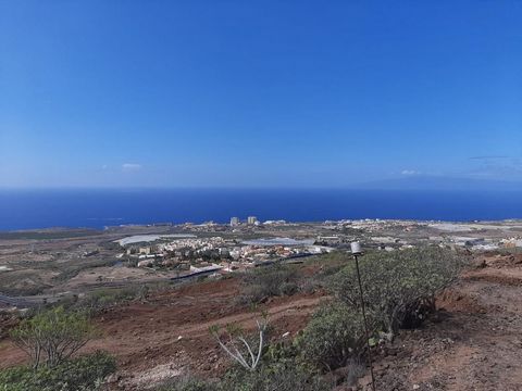 OPPORTUNITY! VISIT AND MAKE YOUR OFFER!! Discover your paradise in the south of Tenerife: 10,000 m2 rustic plot in Camino las Moraditas, Adeje Immerse yourself in the natural beauty of the south of the island of Tenerife with this exceptional real es...