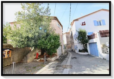 Rians à 10 km de Cadarache ITER, 19 Km de st Maximin, 26 km de Manosque et 40 km d'Aix en Provence. Je vous invite à découvrir cette maison d'une superficie d'environ 100 M² située place du 8 mai 1945, plein coeur de la ville de Rians, à 100 Mètres d...