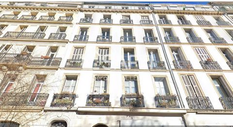 A Toulon, quartier ville-haute, proche de toutes les commodités à pieds, se trouve ce magnifique T5 Haussmannien de 161m², traversant, grande hauteur sous plafond, avec une très grande cave, une chambre de bonne en sous pente et un ascenseur. L'appar...