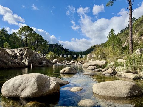 LIEFDE OP HET EERSTE GEZICHT GEGARANDEERD! Op een majestueus perceel van 3,6 hectare, met uitzicht op de Aiguilles de Bavella, volledig bebost en begrensd door een rivier, biedt dit atypische huis van ongeveer 450 m2 met directe toegang tot de rivier...