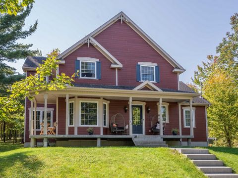 MAGNIFIQUE COTTAGE CLÉ EN MAIN! Cette splendide propriété vous offre 5 chambres à coucher, un bureau, deux salles de bain, un salon avec foyer au propane et une grande salle à manger parfaite pour recevoir ami et famille. La spacieuse salle familiale...