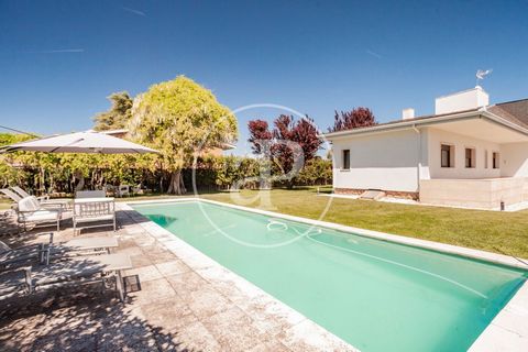 HOUSE WITH GARAGE, GARDEN AND SWIMMING POOL. Unique design detached house in Majadahonda, very close to the town centre and Monte del Pilar. Spectacular and bright detached house, located in a quiet residential area within Monte de Pilar. In this ver...