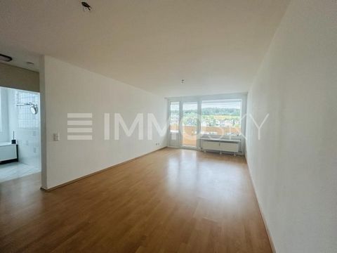 Este charmoso apartamento de 2 quartos no meio de Taunusstein e ainda assim com uma localização muito tranquila, convence imediatamente com seu layout de quarto perfeito. O apartamento, que tem sido constantemente renovado ao longo dos anos, tem uma ...