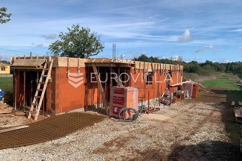 Svetvinčenat, Režanci; for sale is a detached, modern and high-quality villa with a swimming pool in high quality construction (possibility of construction to the very end), located on 500 m2 of land. According to the project, the villa consists of a...