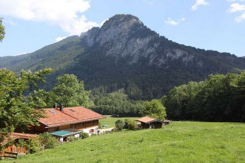 Bent u naar iets speciaals op zoek? U vindt het bij ons! UNIEKE LOCATIE in een zijdal van het Priental met panoramisch uitzicht op de vallei en de bergen. De attractie is de WATERVAL, de schoonheid van de natuur, de bronstige herten in de herfst, lan...