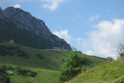 El apartamento de vacaciones Stettner See se encuentra en la planta baja, en el lado sur de nuestra casa, con terraza y vistas a la montaña. El apartamento de vacaciones tiene aproximadamente 42 metros cuadrados y es ideal para 2 personas.