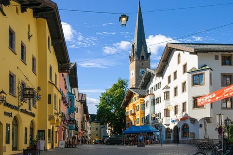 Grazie alla sua posizione centrale, questo è un appartamento ideale per gli appassionati di sport invernali che vogliono anche le comodità di una città nelle vicinanze! Le strade sono facilmente raggiungibili e l'accogliente e alla moda Kitzbühel si ...