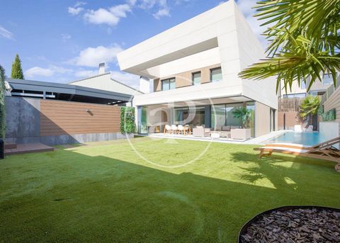 SPECTACULAR DETACHED VILLA IN BOADILLA DEL MONTE Spectacular detached villa with a modern, exclusive and elegant design. It has 357 square meters of house and 450 square meters of plot according to cadastre. Upon entering we find a nice porch that ca...