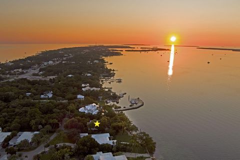 Emplacement privilégié! Rare propriété en bord de baie dans une communauté privée fermée située au coeur du centre-ville d’Islamorada avec une vue magnifique sur le coucher du soleil, une piscine privée et un quai! Cette maison originale en béton de ...