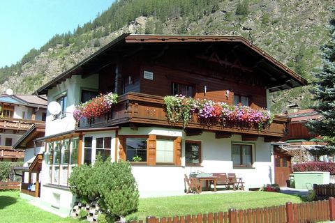 In der ersten Etage befindet sich diese große, elegante und geschmackvoll eingerichtete Ferienwohnung. Es steht Ihnen eine komfortable Wohnküche zur Verfügung, die mit allen Annehmlichkeiten ausgestattet ist. Außerdem finden Sie hier 3 Schlafzimmer u...