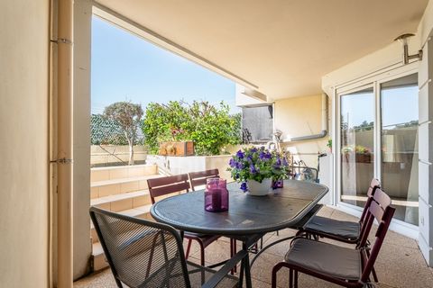 Superbe appartement T4 ROUCAS BLANC avec terrasse, jardin qui développe 85 m2 intérieur et 35m2 de terrasse plus jardin bien exposés au sein d'un environnement calme et préservé. Vous serez séduit par ses volumes et sa configuration architecturale. C...