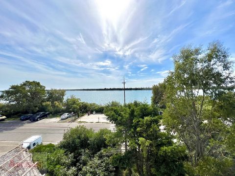 Zu verkaufen in Port-Saint-Louis-du-Rhône (13230). Wunderschöne Maisonette-T3-Wohnung von 69 m² mit einer herrlichen Loggia mit Blick auf die Rhone. An der berühmten Napoléon-Strandstraße gelegen, in einer ruhigen Residenz, bietet Ihnen diese prächti...