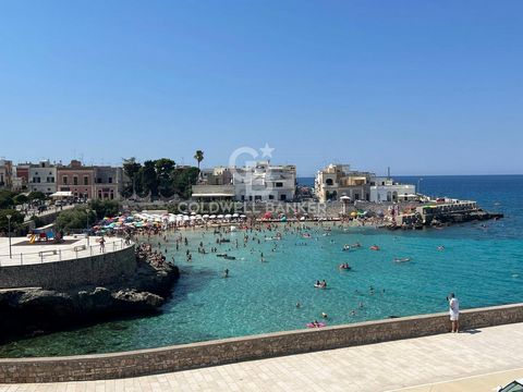 SANTA MARIA AL BAGNO - NARDO' - SALENTO Sul lungomare di Santa Maria al Bagno, affacciato sulla pittoresca insenatura, proponiamo in vendita in esclusiva bellissimo appartamento indipendente vista mare. L'immobile è stato di recente completamente ris...