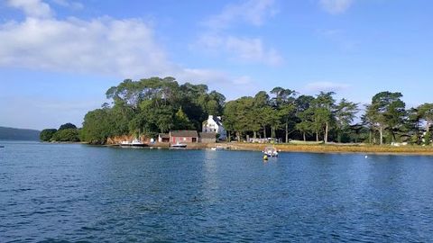 Entdecken Sie eine einzigartige Lage am Meer, eingebettet in eine geschützte Umgebung in Logonna-Daoulas. Dieses atemberaubende Haus, das zwischen 2013 und 2015 komplett renoviert wurde, ist bereit, Sie ohne Arbeiten zu empfangen. Es liegt im Herzen ...