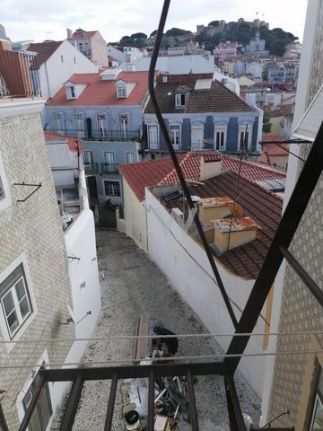 Apartamento de un dormitorio en Mouraria, en un Pateo privado de 2 edificios, uno de 4 plantas y otro de 3 plantas. Edificios sin ascensor. Pisos superiores con magníficas vistas a Lisboa Ubicación privilegiada, muy cerca de Martim Moniz y Baixa.