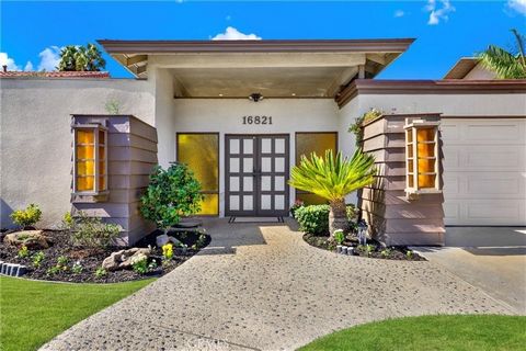 Welcome to this charming SINGLE-LEVEL mid-century modern home located on the coveted Davenport Island in Huntington Beach! This 3-bed, 2-bath treasure offers an open-concept living space making it perfect for entertaining. Natural light floods the ho...